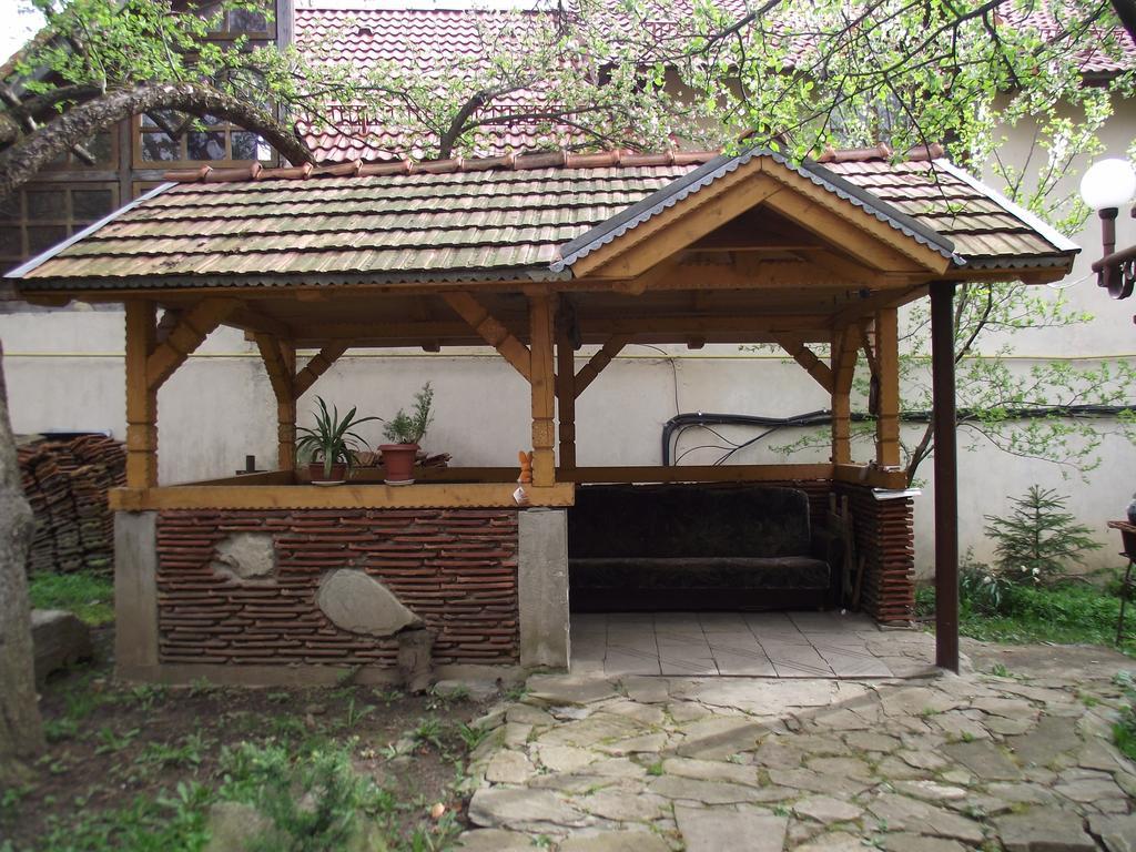 Guesthouse U Deda Viktora Yaremche Exterior foto